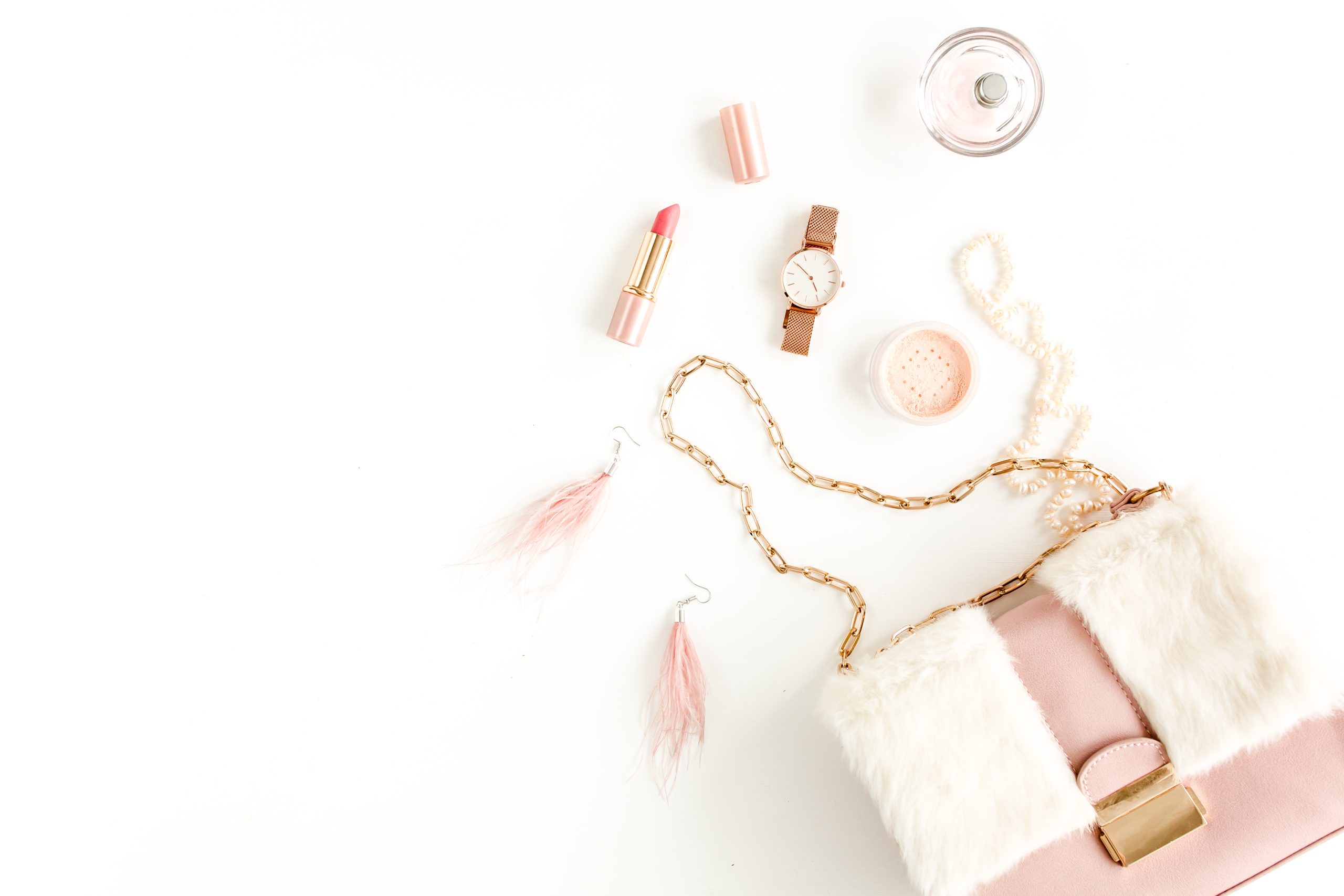 8 Essential Oils to Always Have in Your Handbag